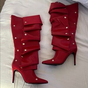 they are BRAND new, never worn! bought for a concert but they didn’t fit.